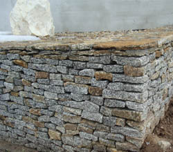 Mury z odpadu granitowego